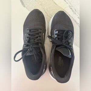 Brooks women’s glycerin 21 Black/White Athletic Shoes 10.5